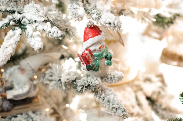 白いおもちゃの雪だるまとクリスマスの装飾とモミの木の背景 — ストック写真