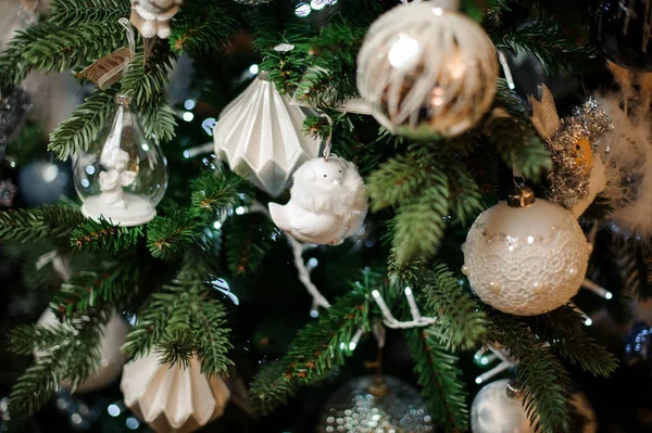 ホワイト クリスマスの装飾とモミの木の背景 — ストック写真