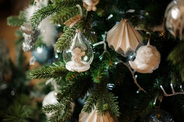 多くホワイト クリスマス用のモミの木の背景 — ストック写真