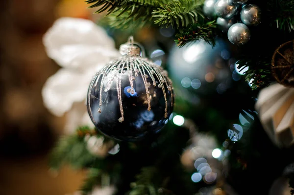 青いグッズ電球と多くのクリスマスの装飾のモミの木の背景 — ストック写真