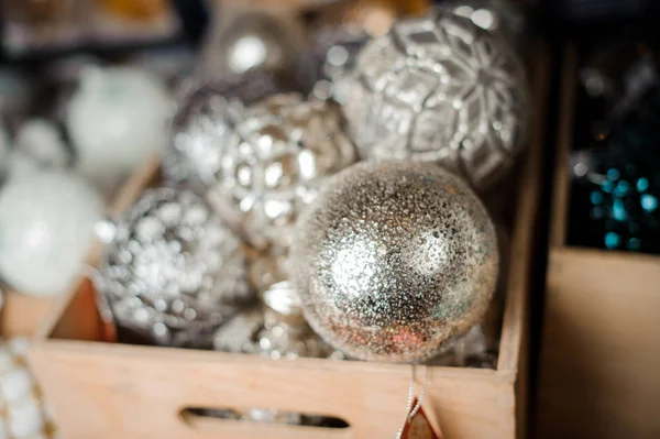 Doos van vele zilveren speelgoed bollen van verschillende vormen — Stockfoto