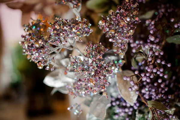 Fundo de ramos de decoração com pequenas bagas violetas brilhantes — Fotografia de Stock