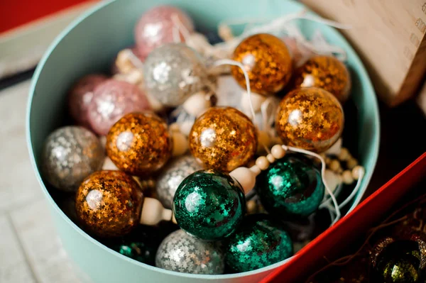 Круговая коробка из многих серебряных луковиц различных цветов — стоковое фото