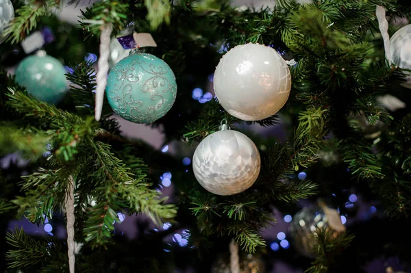 Achtergrond van Spar groenblijvende boom met verschillende kleuren lampen — Stockfoto