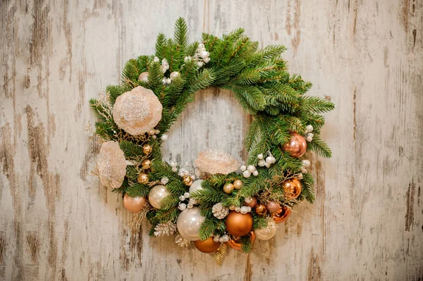 Weihnachtskranz mit goldenen, silbernen und weißen Glühbirnen geschmückt — Stockfoto