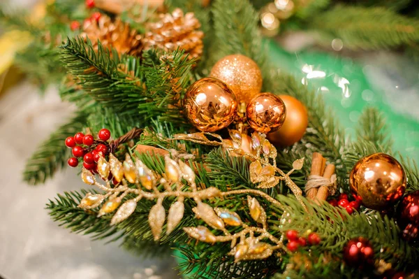 Рождественская ветвь с золотым и красным декором — стоковое фото