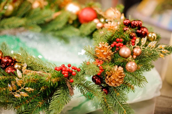 黄金と赤の装飾と大きなクリスマス ブランチ — ストック写真