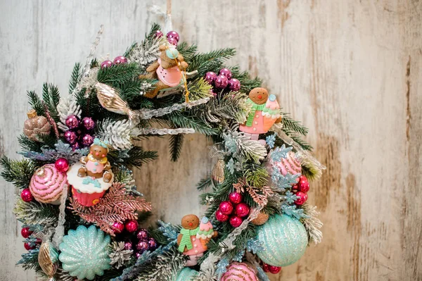 Corona decorada con bombillas de juguete rosa y azul — Foto de Stock