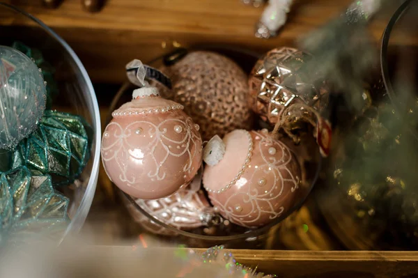 Glasplaat van vele schitterende roze speelgoed bollen van verschillende vormen — Stockfoto