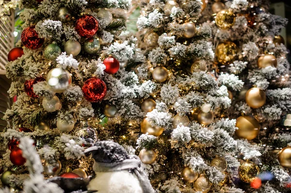 Decoração de árvore de Natal em tons vermelhos e dourados — Fotografia de Stock