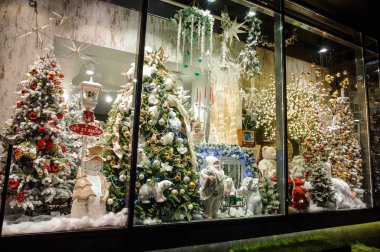 Renkli ve parlak vitrin Shop birçok Noel hediyeleri, ağaçlar, oyuncaklar, süslemeleri ve çelenk