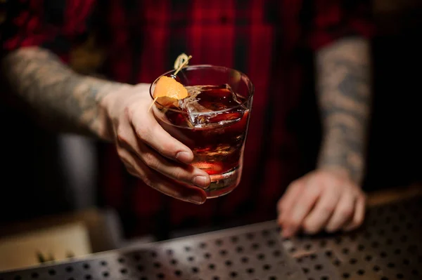 Barman Con Tatuajes Sosteniendo Una Copa Cóctel Whisky Decorado Con — Foto de Stock