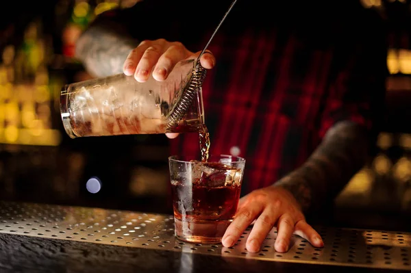 Mixólogo Vertiendo Cóctel Whisky Fresco Fuerte Vaso Con Cubo Hielo — Foto de Stock