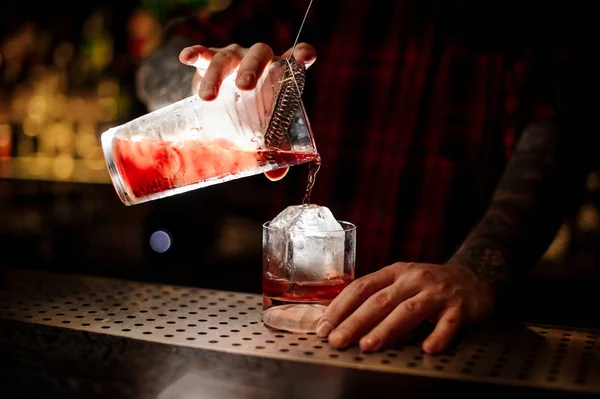 Barman Vertiendo Cóctel Whisky Rojo Fuerte Fresco Vaso Con Cubo — Foto de Stock