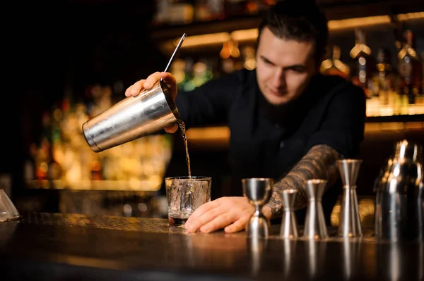 Barman Profissional Derramando Coquetel Coqueteleira Aço Para Copo Balcão Bar — Fotografia de Stock