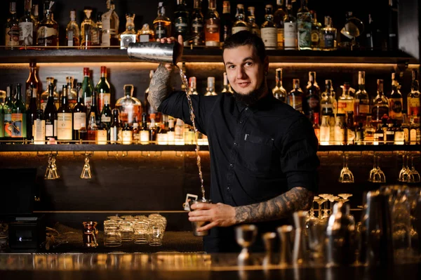 Leende Bartendern Hälla Cocktail Från Stål Shaker Ett Glas Med — Stockfoto