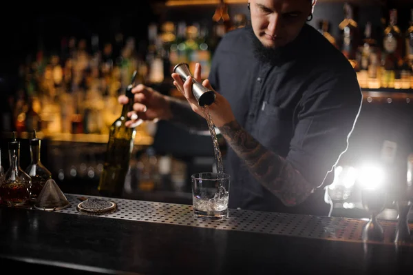 Alkolik Dökme Barmen Içmek Kokteyl Cam Çubuğu Çelik Banyo Yapmasını — Stok fotoğraf