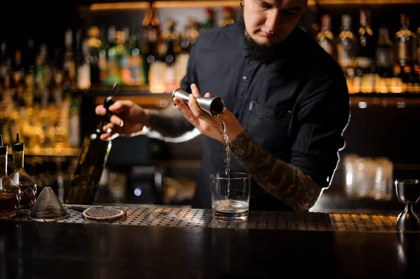 Cantinero Profesional Sirviendo Una Bebida Alcohólica Haciendo Cóctel Desde Jigger — Foto de Stock