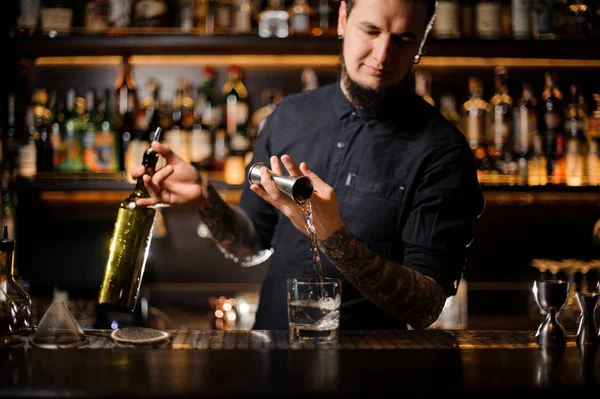 Cantinero Sosteniendo Una Botella Vertiendo Una Bebida Alcohólica Haciendo Cóctel —  Fotos de Stock