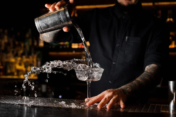 Barkeeper Gießt Einen Drink Aus Dem Stahlshaker Das Leere Cocktailglas — Stockfoto