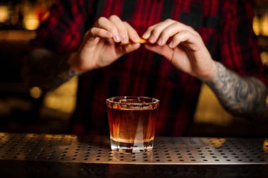 Viski ile kokteyl cam içine portakal göz suyu yağmurlama barmen