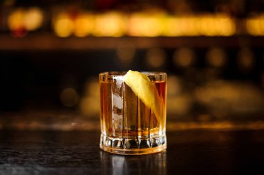 Güçlü kokteyl çubuğu ışıklar karşı hafif viski ile dolu düşük cam