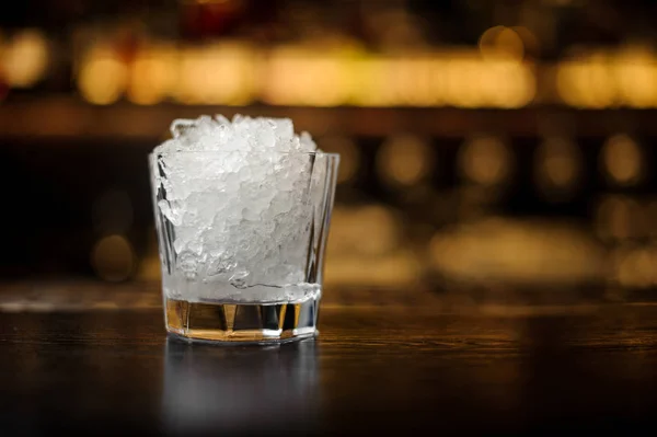 エレガントな低カクテル グラスがバーに氷でいっぱいのレストランのカウンター — ストック写真