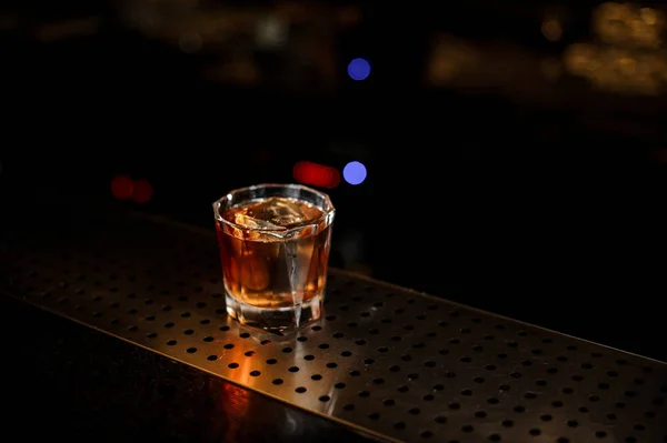 Элегантный стакан, наполненный крепким коктейлем с виски — стоковое фото