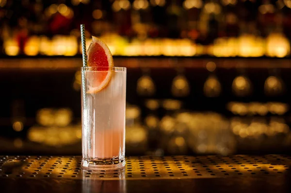 Glas helder vers zoet en zuur fruit alcoholische cocktail — Stockfoto