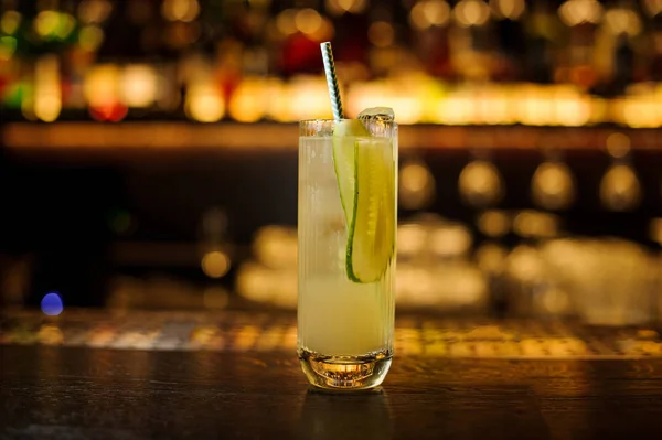 Glas av färska sur och bitter alkoholhaltiga cocktail med gurka, juice och gin med halm — Stockfoto