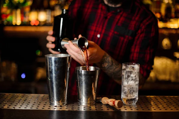 Barman sirviendo whisky fuerte en una coctelera — Foto de Stock