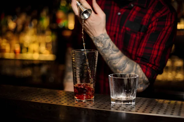Barman Vertiendo Alcohol Fuerte Una Copa Cóctel Usando Una Herramienta — Foto de Stock
