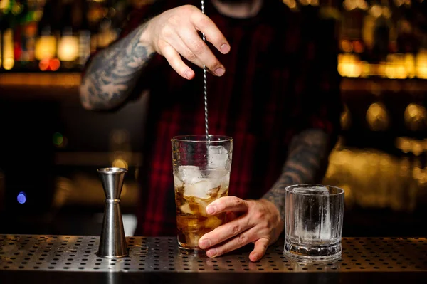 Barman Revolviendo Fuerte Cóctel Whisky Con Cubitos Hielo Utilizando Una — Foto de Stock