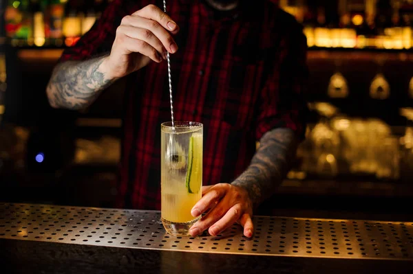 Barman Revolviendo Cóctel Alcohólico Fresco Con Pepino Ginebra Con Jugo — Foto de Stock