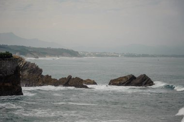 Yüksek dalgalar Yalı cliff ve kayalar yakınındaki isabet