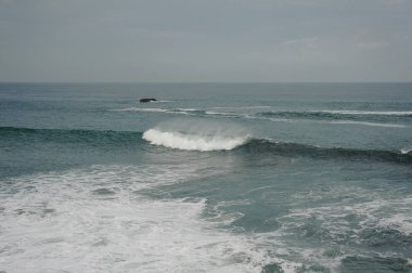Arka plan gökyüzü üzerinde denizde bir dalga