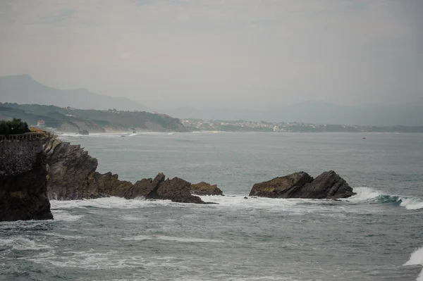 Yüksek dalgalar Yalı cliff ve kayalar yakınındaki isabet