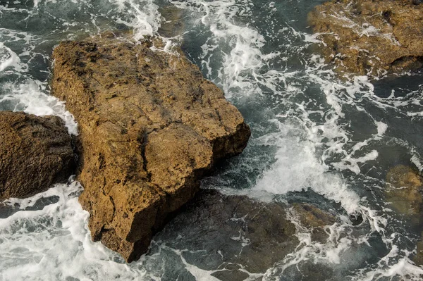 Onde alte che colpiscono le rocce marine sulla costa — Foto Stock