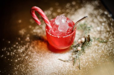 Yukarıda kırmızı Kupası decorared şeker köknar ağacı dalı ahşap masa üzerinde yakınındaki ile lezzetli Noel cocktal görüntüleyin