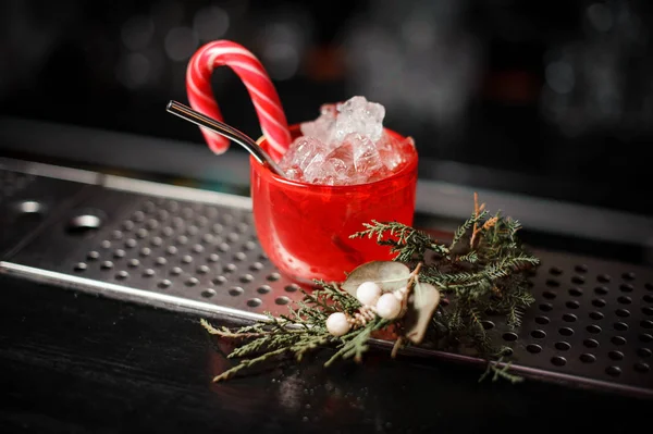 Pyszne Świąteczne Cocktal Decorared Czerwony Kubek Candy Pobliżu Gałęzi Drzewa — Zdjęcie stockowe