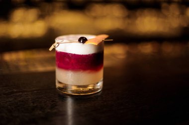 Bir New York ekşi bir kırmızı dut ve portakal lezzet ile kokteyl bardak