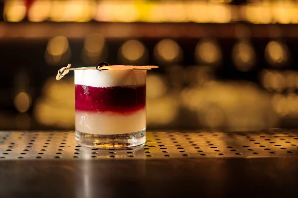 Bicchiere di un cocktail acido di New York sul bancone di bar di legno d'acciaio — Foto Stock