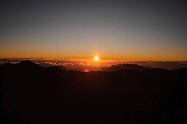 Gran Canaria, Hiszpania - 6 listopada 2018: Wspaniały złoty zachód słońca w górach Roque Nublo — Zdjęcie stockowe
