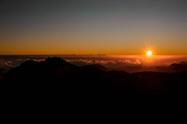 Gran Canaria, Hiszpania - 6 listopada 2018: Wspaniały złoty zachód słońca w górach Roque Nublo — Zdjęcie stockowe
