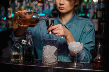 Çelik banyo dökme alkollü bir içki barmen kız