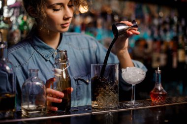 Barmen kız buz ile ölçüm cam fincan için dökme çelik banyo kahverengi bir alkollü içki cubes