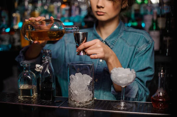 Çelik banyo dökme alkollü bir içki barmen kız