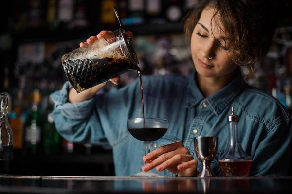 Csapos egy barna alkoholos koktél neveli az üveg öntés — Stock Fotó
