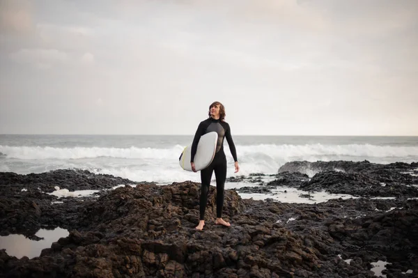 Homme Debout Avec Surf Dans Ses Mains Sur Plage Galets — Photo