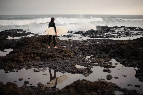 Visão Traseira Morena Homem Com Surfe Suas Mãos Praia Rocha — Fotografia de Stock